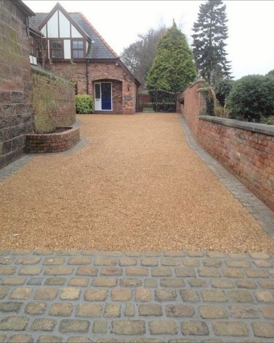 Resin driveway finished with a cobble sett apron at the entrance